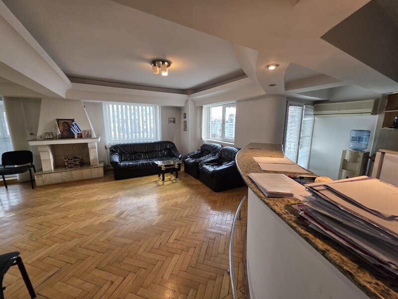 Unirii la intersectie cu strada Traian, stradal, 10 minute metrou