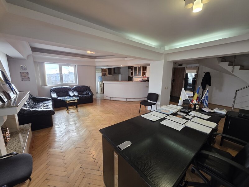 Unirii la intersectie cu strada Traian, stradal, 10 minute metrou