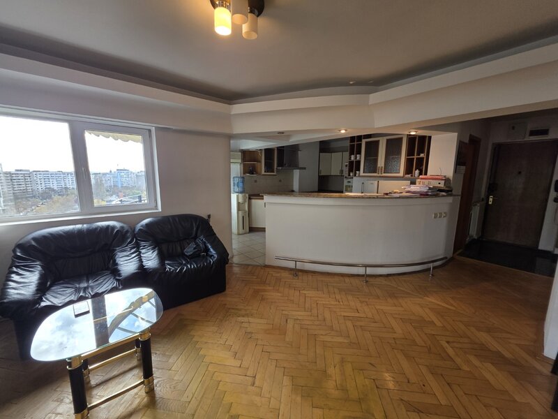 Unirii la intersectie cu strada Traian, stradal, 10 minute metrou