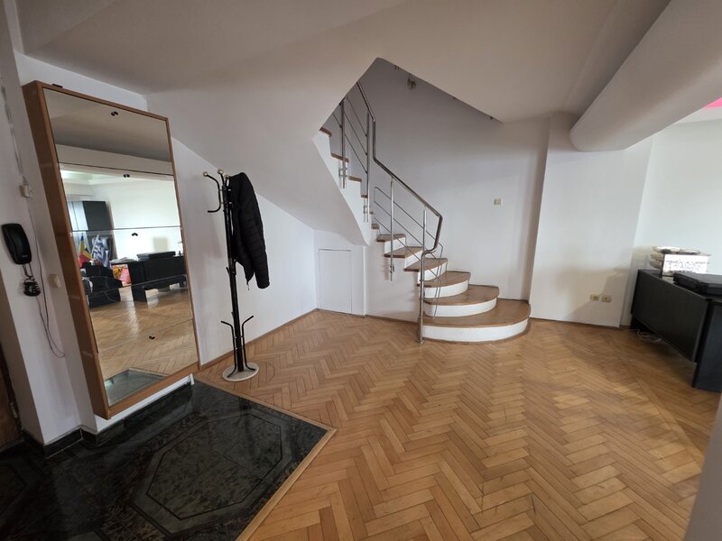 Unirii la intersectie cu strada Traian, stradal, 10 minute metrou