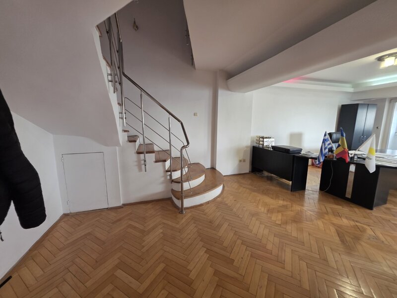 Unirii la intersectie cu strada Traian, stradal, 10 minute metrou