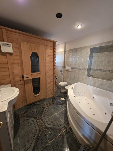 Unirii la intersectie cu strada Traian, stradal, 10 minute metrou