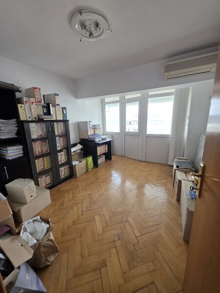 Unirii la intersectie cu strada Traian, stradal, 10 minute metrou