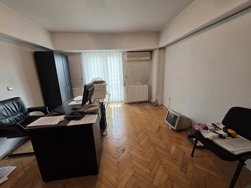 Unirii la intersectie cu strada Traian, stradal, 10 minute metrou